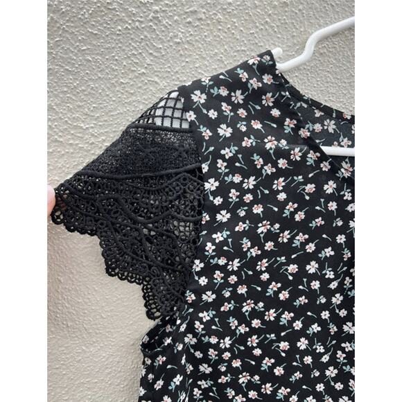 Womens Active USA Shirt Size Medium Black Floral Lace Cap Sleeve - Picture 2 of 8